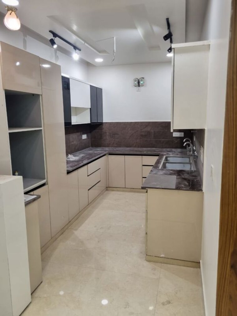 Kitchen, sainik colony 3 Bedroom 150 Sq.Yd. Builder Floor In Sainik Colony Faridabad 10237892