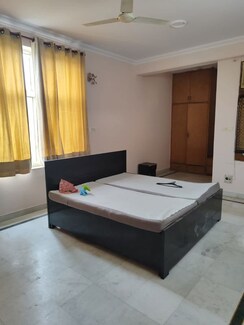 2 BHK + Extra Room Apartment For Rent in RWA Apartments Sector 39