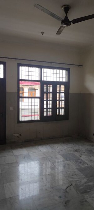 Room in 3 BHK Builder Floor at Phase iv – for Rent