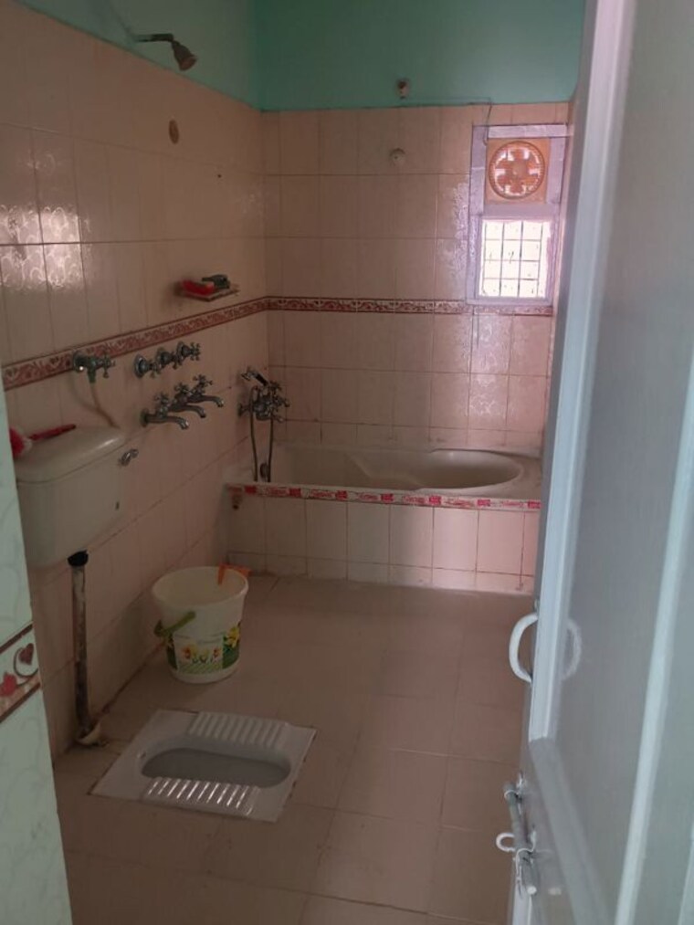 Bathroom, sector 42 3 Bedroom 1500 Sq.Ft. Builder Floor In Sector 42 Chandigarh 10237977