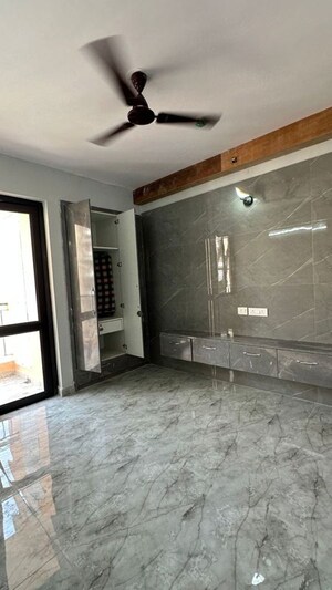 Room in 3 BHK Apartment at RG Luxury Homes, Sector 16b Greater Noida – for Rent