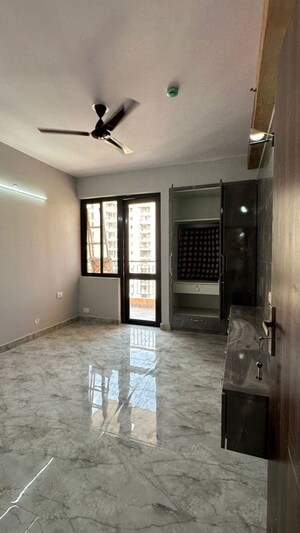 Room in 3 BHK Apartment at RG Luxury Homes, Sector 16b Greater Noida – for Rent