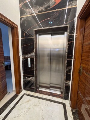 Lift in Studio Builder Floor at Sector 30 – for Rent
