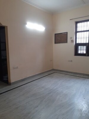 Room in 3.5 BHK Builder Floor at Sector 28 – for Rent