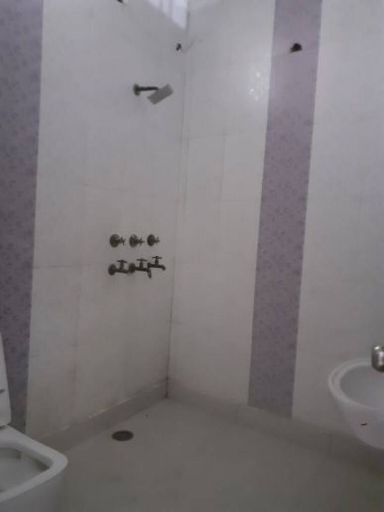 Bathroom, sector 28 3.5 Bedroom 2250 Sq.Ft. Builder Floor In Sector 28 Faridabad 10238185