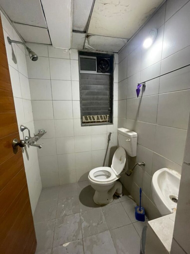 Bathroom, marvel-cerise 3 Bedroom 1820 Sq.Ft. Apartment In Kharadi Pune 10238242