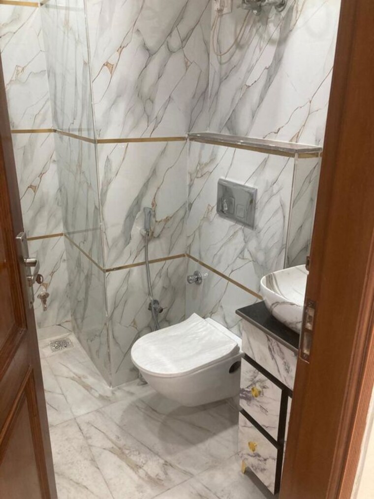 Bathroom, govindpuri 3 Bedroom 90 Sq.Yd. Builder Floor In Govindpuri Delhi 10238317