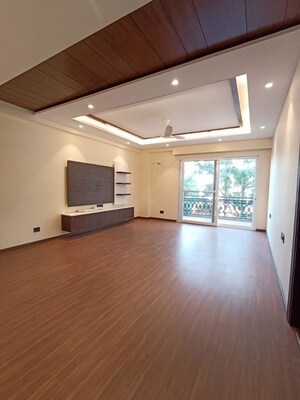 Room in 5 BHK Builder Floor at Unitech South City II, Sector 50 – for Rent