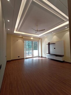 5 BHK + Pooja Room,Servant Room Builder Floor For Rent in Unitech South City II