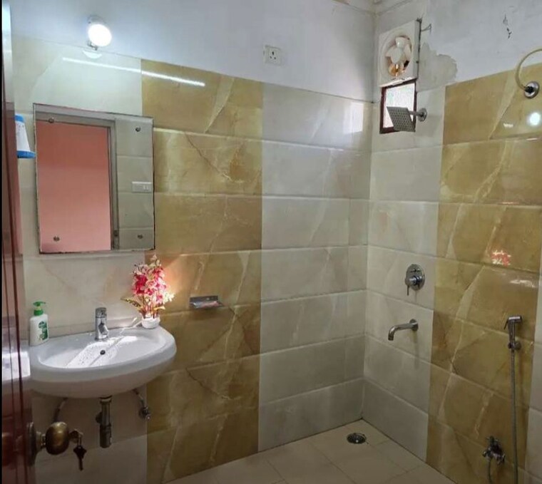 Bathroom, hazratganj 3 Bedroom 1500 Sq.Ft. Apartment In Hazratganj Lucknow 10238314