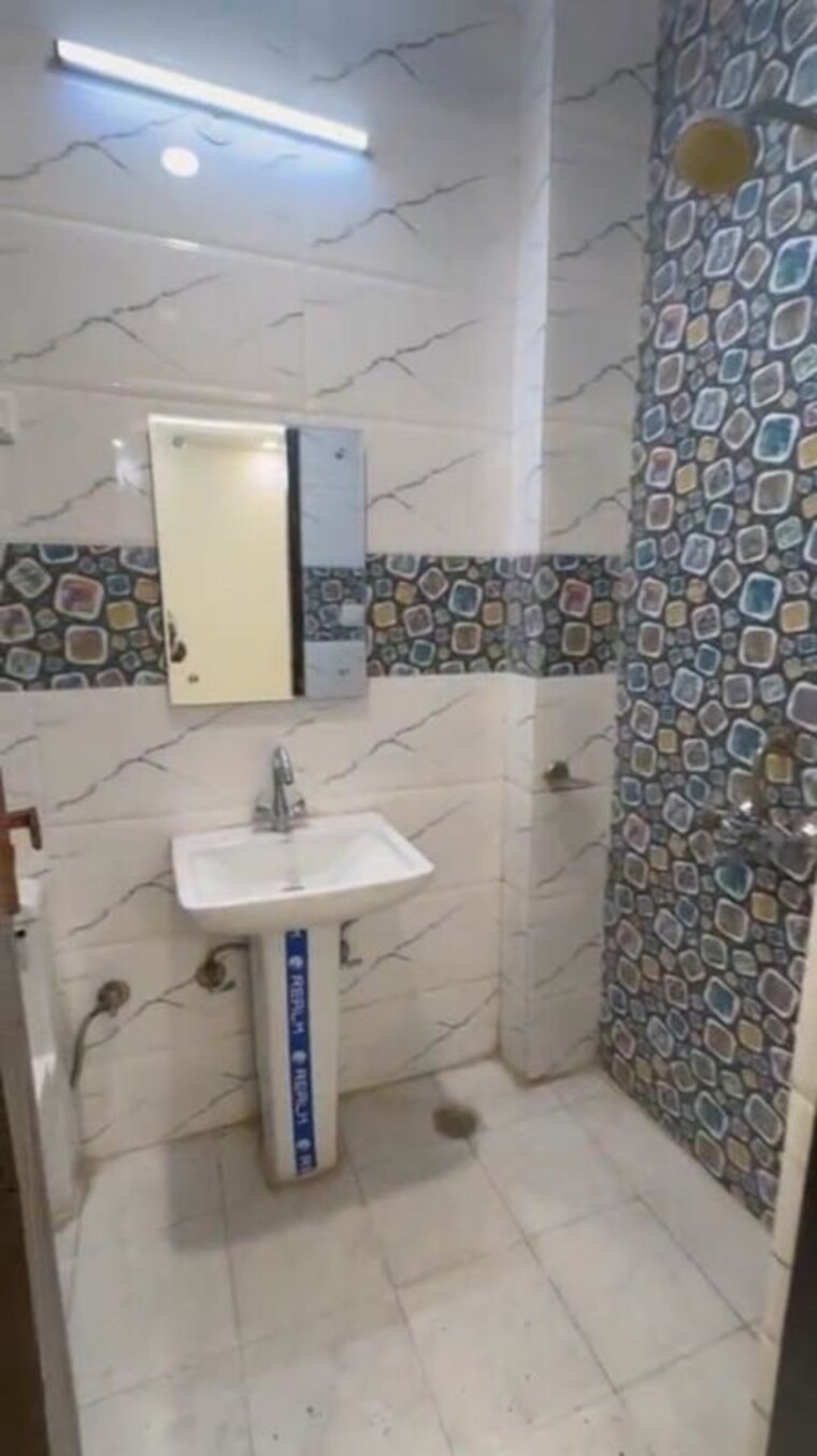 Bathroom, govindpuri 3 Bedroom 100 Sq.Yd. Builder Floor In Govindpuri Delhi 10238326