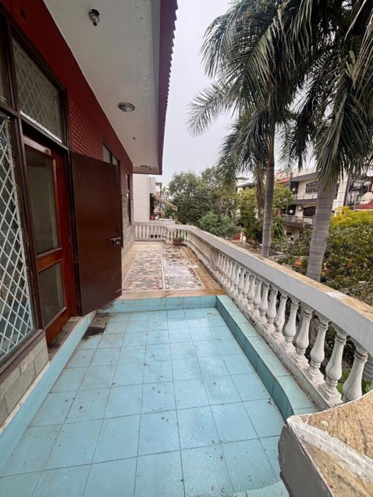Balcony, sector 55 6+ Bedroom 375 Sq.Mt. Independent House In Sector 55 Noida 10238348