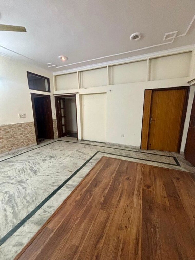 Room, sector 55 6+ Bedroom 375 Sq.Mt. Independent House In Sector 55 Noida 10238348