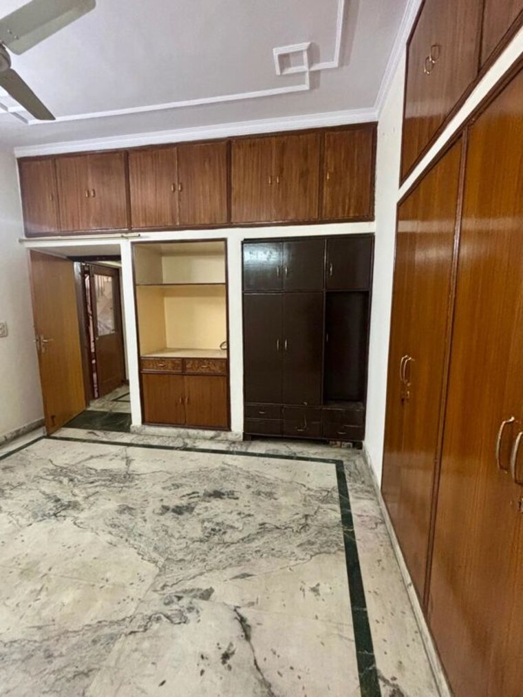 Room, sector 55 6+ Bedroom 375 Sq.Mt. Independent House In Sector 55 Noida 10238348