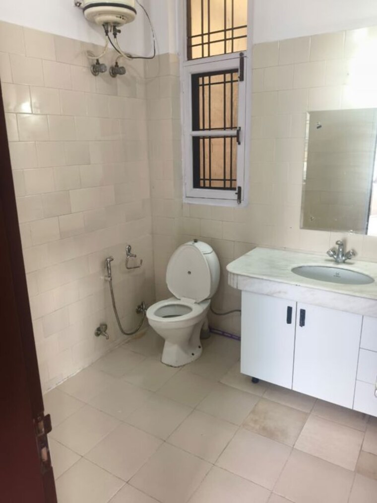 Bathroom, ansal-plaza-sector-23 3 Bedroom 1600 Sq.Ft. Builder Floor In Sector 23 Gurgaon 10238375