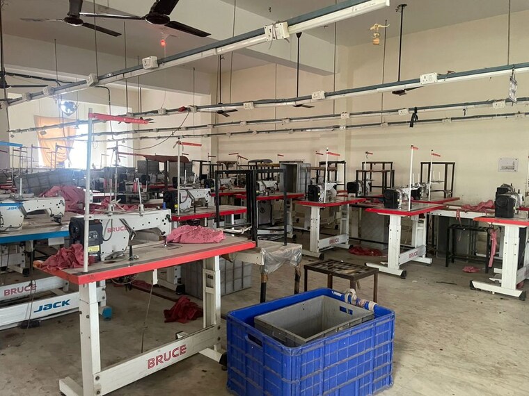 Team Area, sector 63 Commercial Warehouse 10000 Sq.Yd. In Sector 63 Noida 10238376