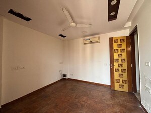 Room in 3 BHK Builder Floor at Delhi Cantonment – for Rent