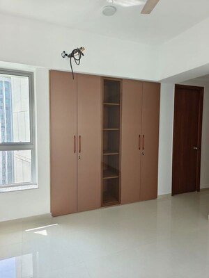 Room in 3 BHK Apartment at Kalpataru CHS, Kapur Bawdi – for Rent