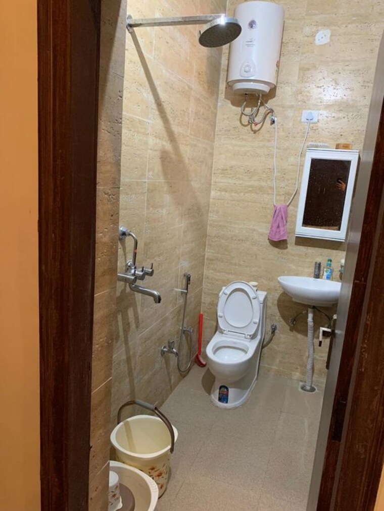 Bathroom, ansal-plaza-sector-23 3 Bedroom 1700 Sq.Ft. Builder Floor In Sector 23 Gurgaon 10238386