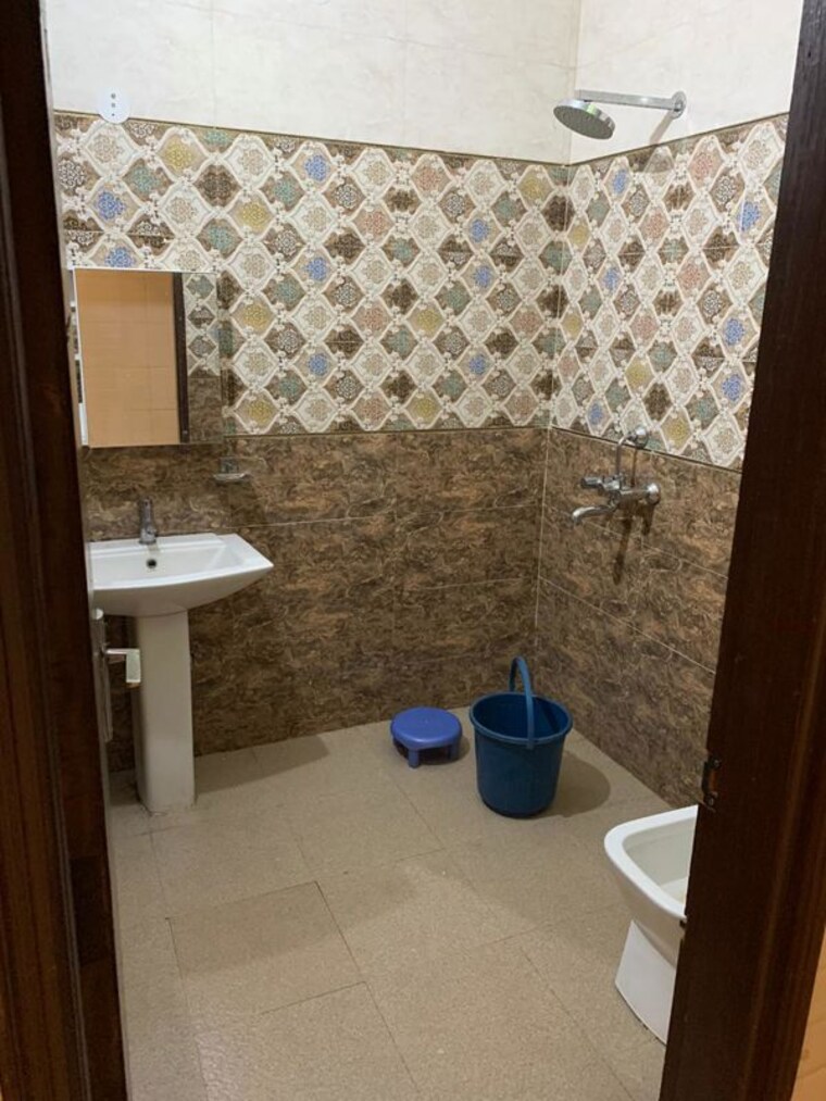 Bathroom, ansal-plaza-sector-23 3 Bedroom 1700 Sq.Ft. Builder Floor In Sector 23 Gurgaon 10238386