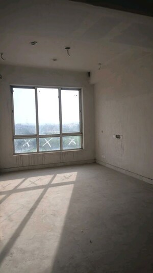 Room in 3 BHK Apartment at Jaypee Greens Knight Court, Sector 128 – for Sale