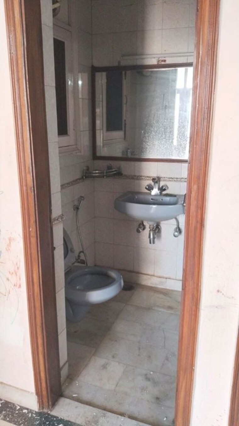 Bathroom, south extension ii 3 Bedroom 1800 Sq.Ft. Builder Floor In South Extension ii Delhi 10238439