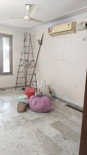 Room in 3 BHK Builder Floor at South Extension ii – for Rent