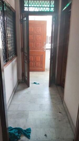 Room in 3 BHK Builder Floor at South Extension ii – for Rent