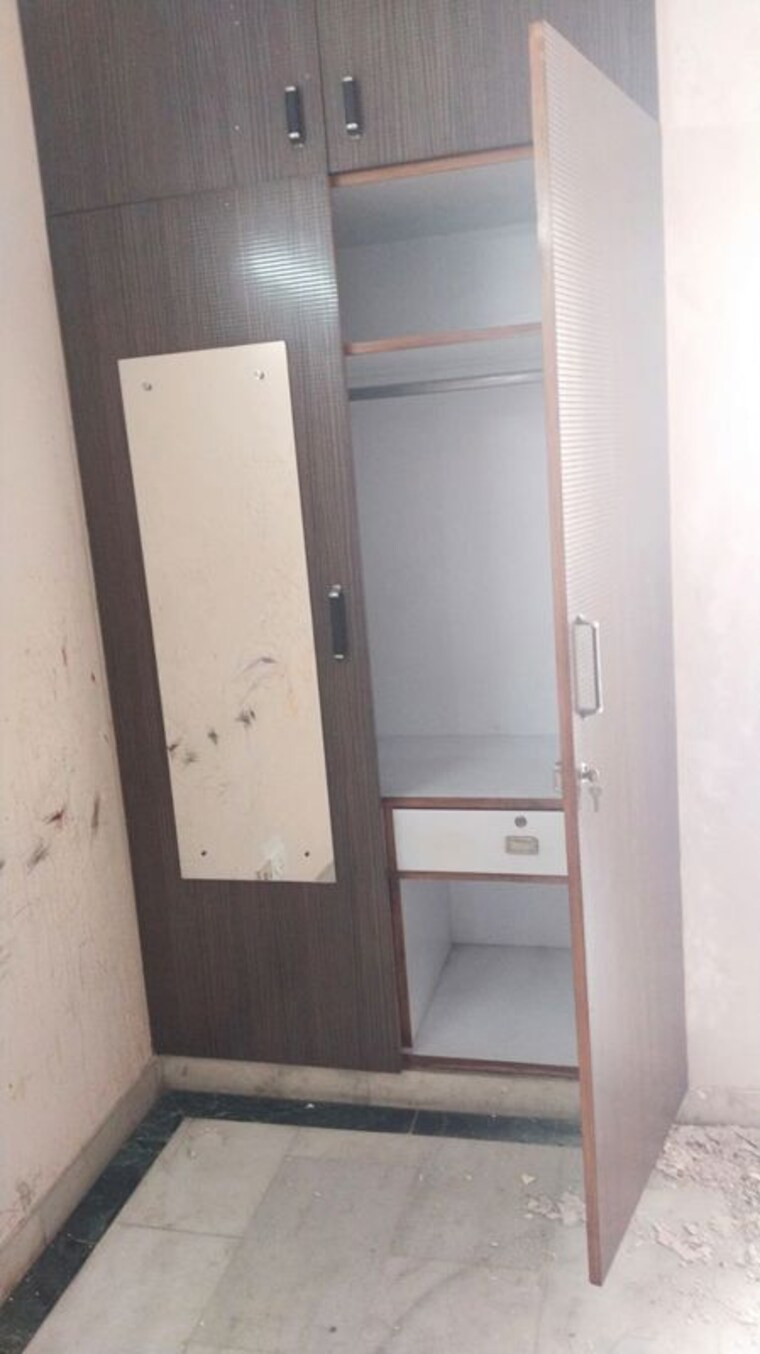 Bathroom, south extension ii 3 Bedroom 1800 Sq.Ft. Builder Floor In South Extension ii Delhi 10238439