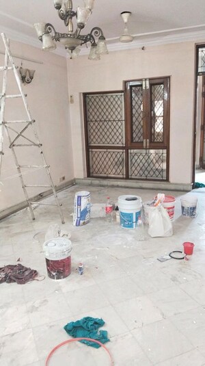 Room in 3 BHK Builder Floor at South Extension ii – for Rent