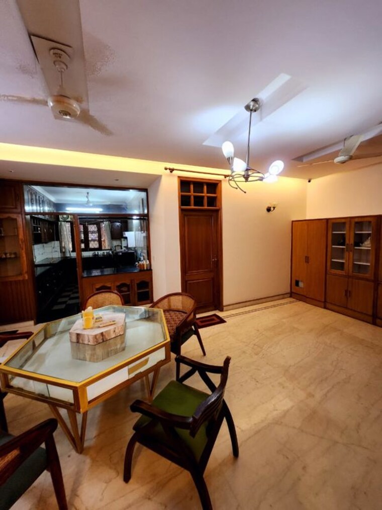 Living Room, east of kailash 4 Bedroom 400 Sq.Yd. Apartment In East Of Kailash Delhi 10238444