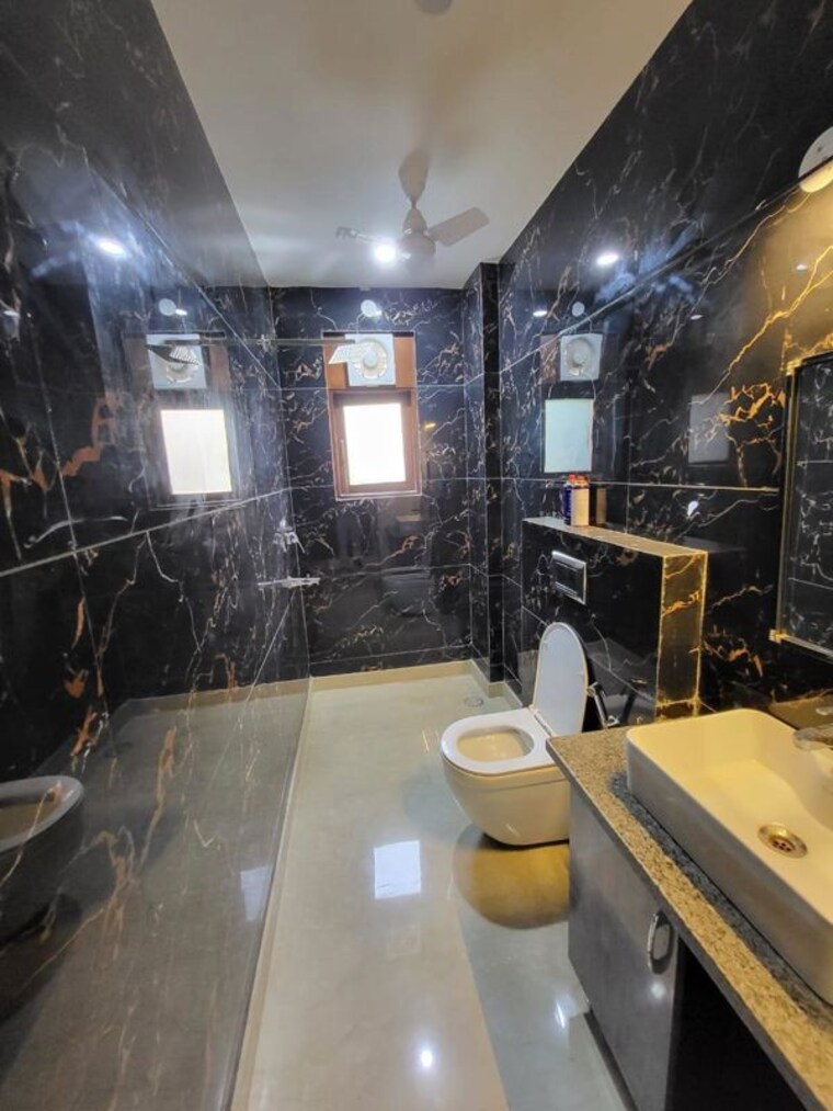 Bathroom, kalkaji 2 Bedroom 1000 Sq.Ft. Builder Floor In Kalkaji Delhi 10238455