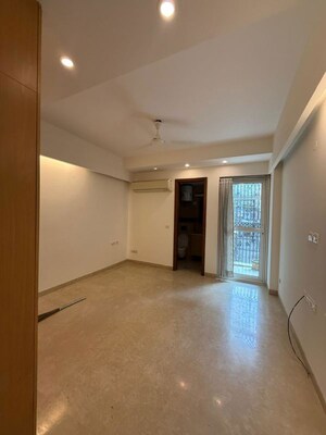 Room in 3 BHK Builder Floor at South Extension ii – for Rent
