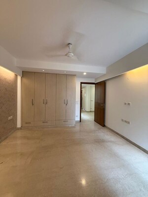 Room in 3 BHK Builder Floor at South Extension ii – for Rent