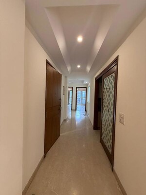 3 BHK Builder Floor – Entrance View at South Extension ii - for Rent
