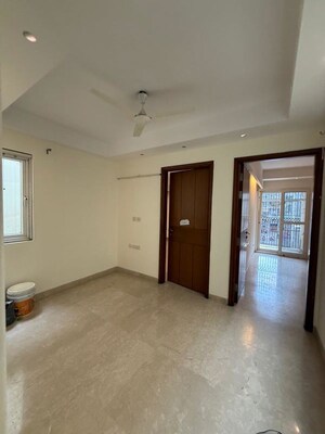 Room in 3 BHK Builder Floor at South Extension ii – for Rent