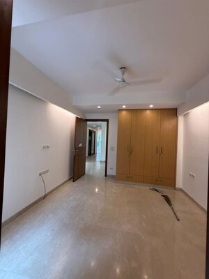 Room in 3 BHK Builder Floor at South Extension ii – for Rent