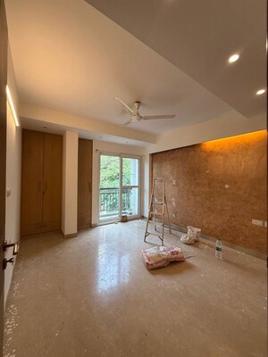 Room in 3 BHK Builder Floor at South Extension ii – for Rent