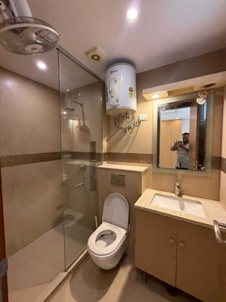 Bathroom, south extension ii 3 Bedroom 1800 Sq.Ft. Builder Floor In South Extension ii Delhi 10238457
