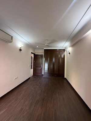 Room in 3 BHK Builder Floor at Nehru Enclave – for Rent