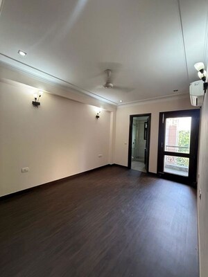 Room in 3 BHK Builder Floor at Nehru Enclave – for Rent