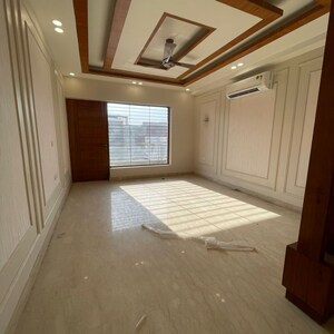 Room in 4 BHK Builder Floor at Sector 21c – for Rent