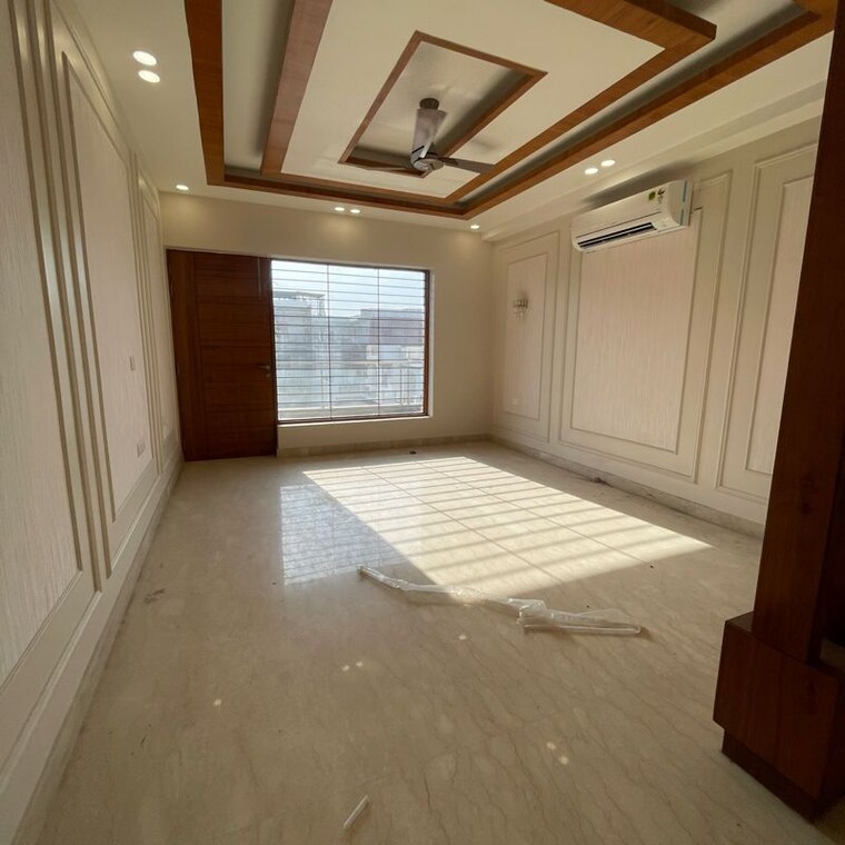 Room, sector 21c 4 Bedroom 500 Sq.Yd. Builder Floor In Sector 21c Faridabad 10238485