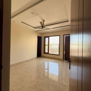 Room in 3 BHK Builder Floor at Sector 21d – for Rent