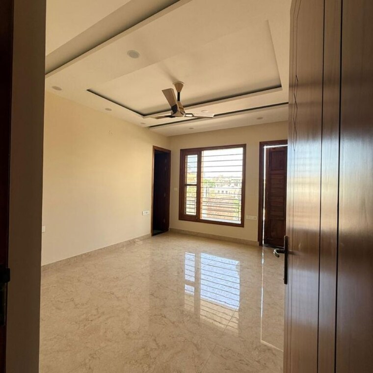 Room, sector 21d 3 Bedroom 350 Sq.Yd. Builder Floor In Sector 21d Faridabad 10238491