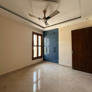 Room in 3 BHK Builder Floor at Sector 21d – for Rent