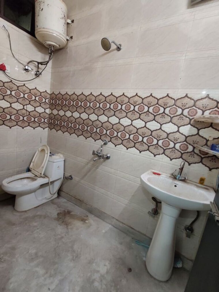 Bathroom, govindpuri 2 Bedroom 553 Sq.Ft. Builder Floor In Govindpuri Delhi 10238572
