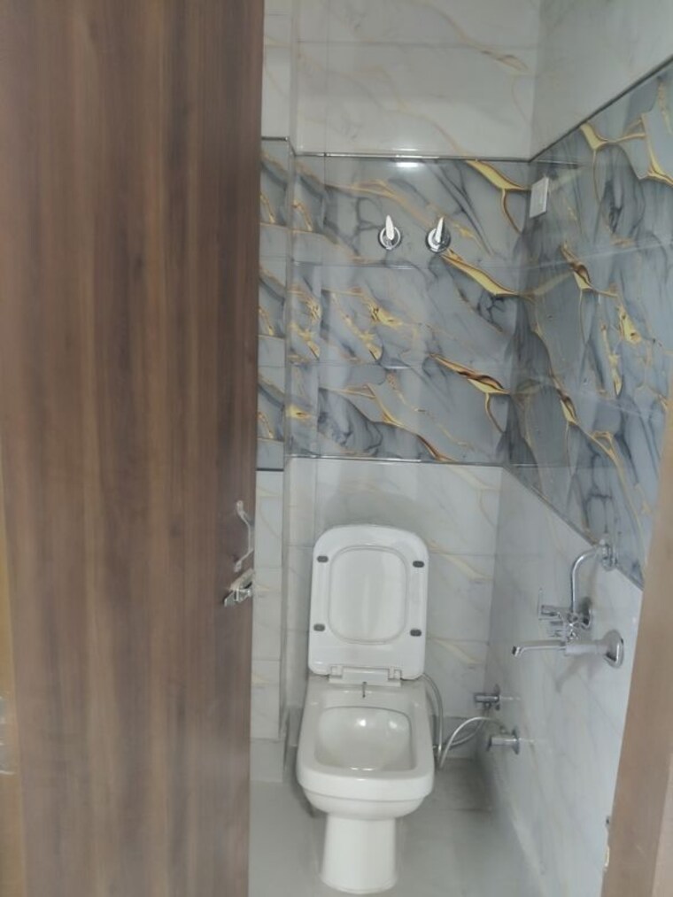 Bathroom, govindpuri 3 Bedroom 906 Sq.Ft. Builder Floor In Govindpuri Delhi 10238580