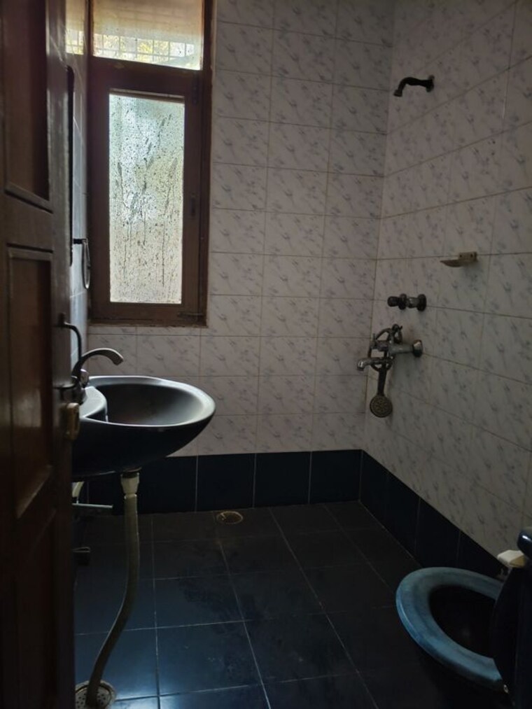 Bathroom, ip extension 3 Bedroom 1300 Sq.Ft. Apartment In Ip Extension Delhi 10238609