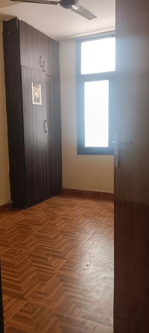 Room in 1.5 BHK Builder Floor at Sector 4 Greater Noida – for Rent